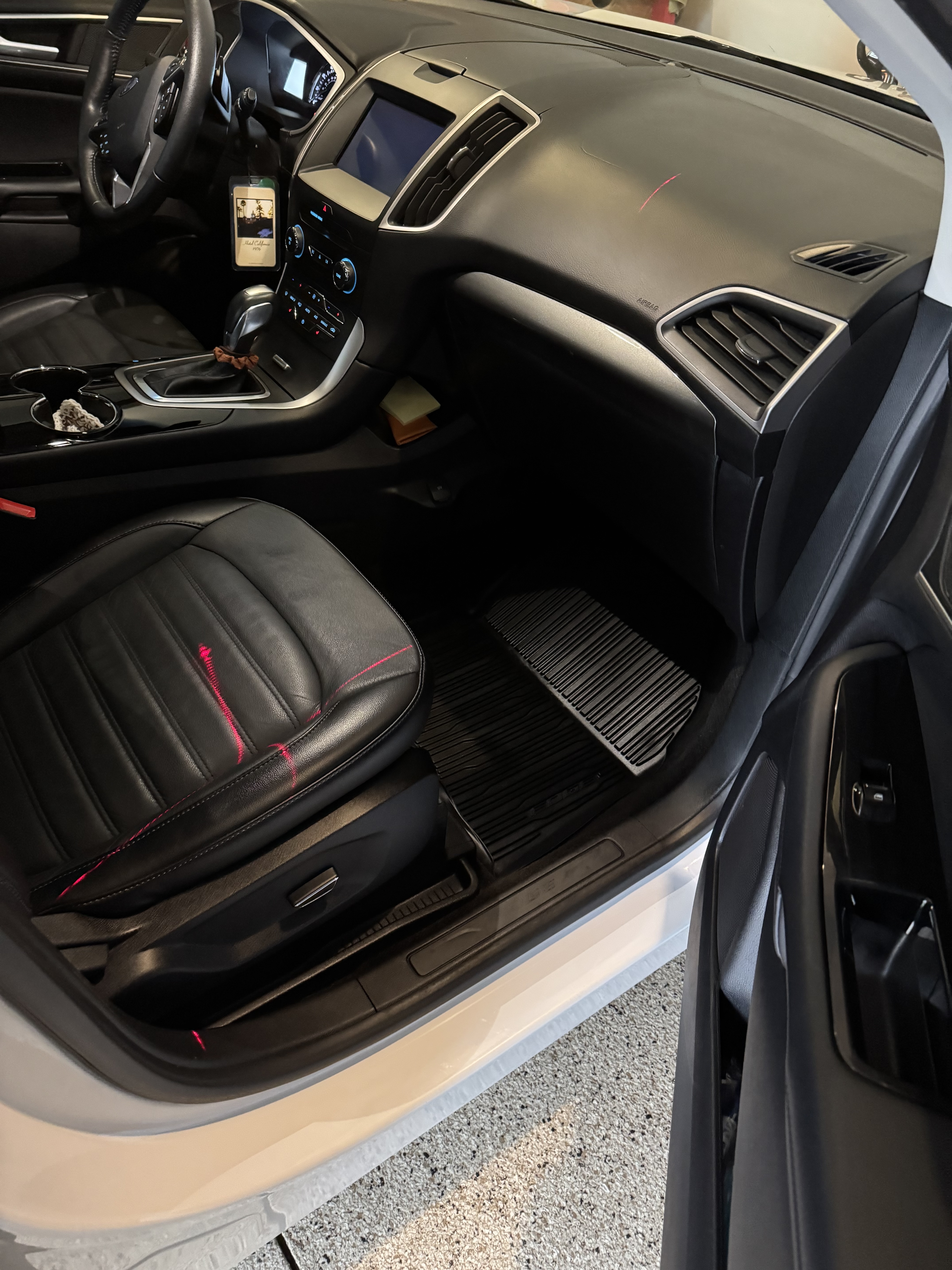 White Ford — after detailing, detail close-up